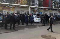 Во Львове с утра полицейские дежурят у самых больших рынков