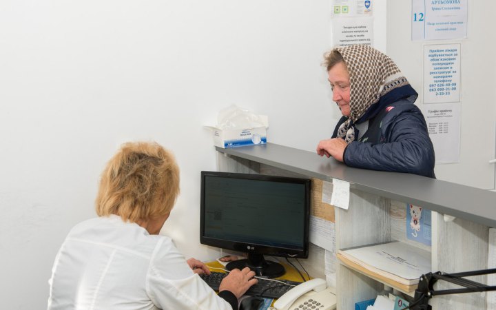 Чому лікарі можуть витрачати більше часу на внесення даних, ніж на пацієнтів, пояснили МОЗ і Helsi