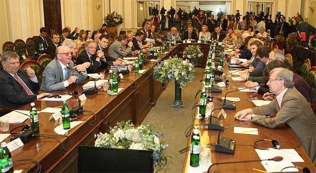 Під час засідання конституційної комісії 26 червня 2015 року