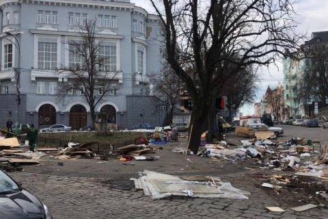 На Андреевском спуске в Киеве снесли сувенирные лотки