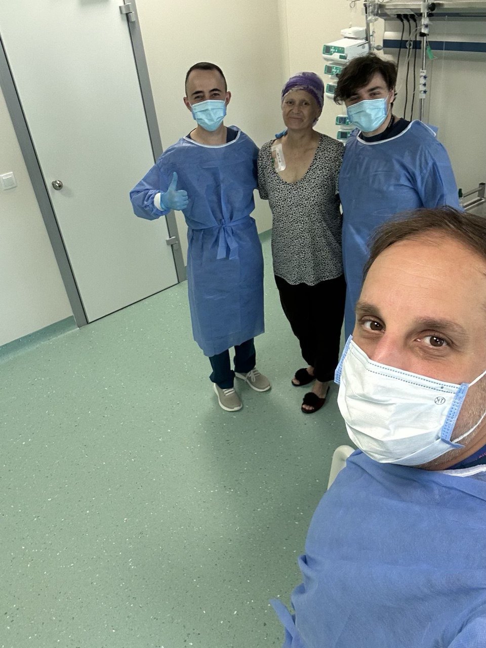 Ольга і лікарі відділення Будзин Андрій, Істомін Олександр, Лисиця Олександр (попереду)