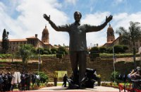 ​В ЮАР открыли памятник Нельсону Манделе