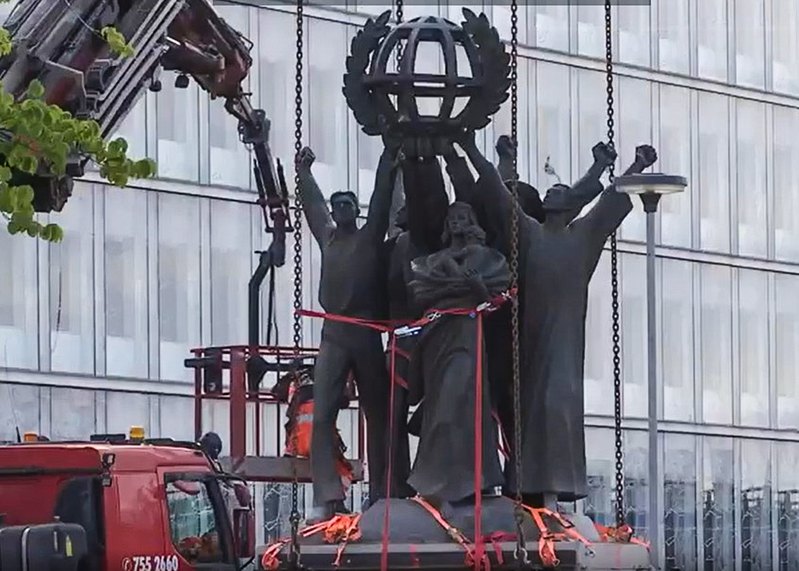 Під час демонтажу пам’ятника «Мир у всьому світі» у Гельсінкі.