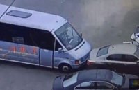 Водія маршрутки, який намагався заблокувати вбивцю поліцейських у Дніпрі, нагороджено іменним пістолетом