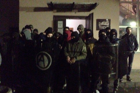 Праві радикали напали на офіс лівих радикалів у Львові
