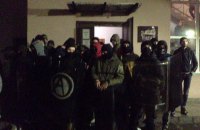 Правые радикалы напали на офис левых радикалов во Львове