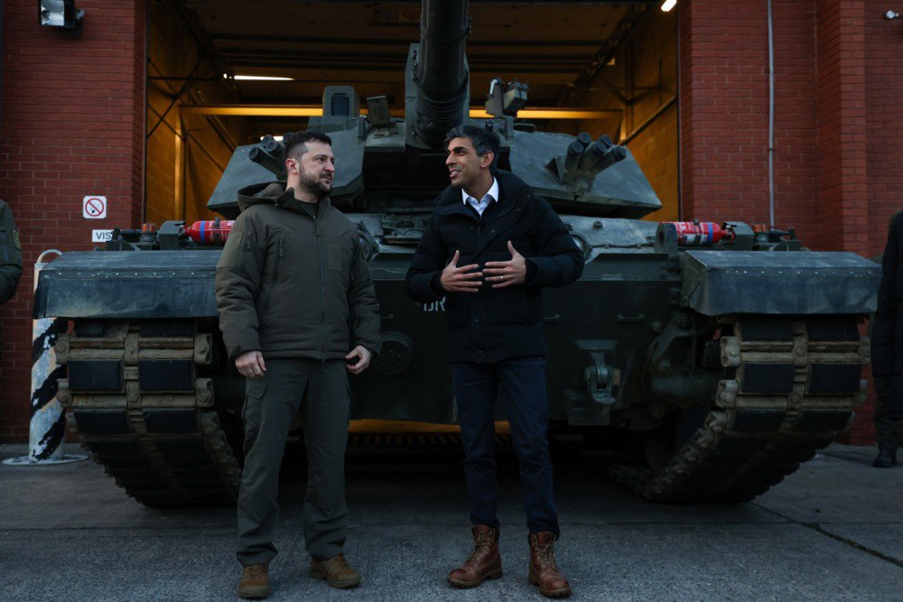 Президент України Володимир Зеленський і прем’єр-міністр Великої Британії Ріші Сунак (праворуч) під час візиту на британську військову базу <i>Lulworth Camp</i>, де військовослужбовці ЗСУ навчаються користуватися танком <i>Challenger 2</i>, 8 лютого 2023 року.