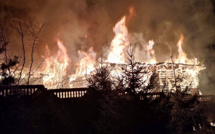 Через російські обстріли у Харківській області виникли пожежі