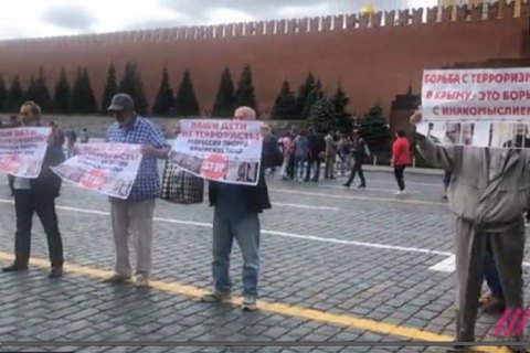 Полиция Москвы отпустила задержанных на Красной площади крымских татар (обновлено)