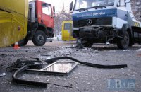 В Киеве столкнулись маршрутка и эвакуатор