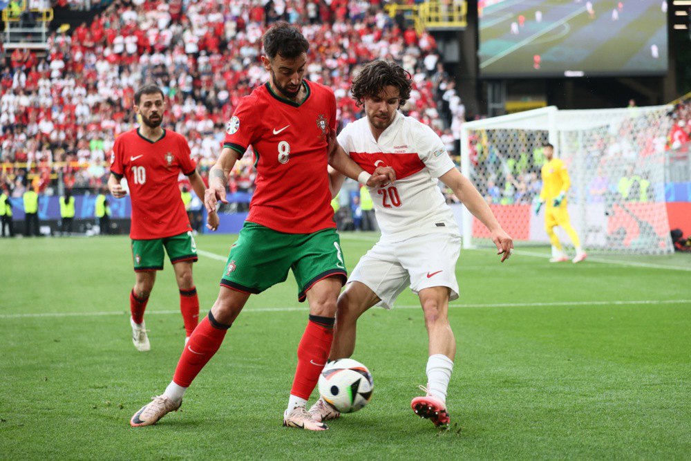 Ферді Кадіоглу (праворуч) з Туреччини та Бруно Фернандеш (ліворуч) з Португалії під час футбольного матчу групи F Євро-2024 між Туреччиною та Португалією в Дортмунді, Німеччина.