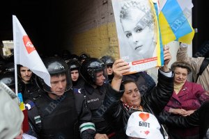 Митинг из-под Рады отправился в СИЗО поддерживать Тимошенко