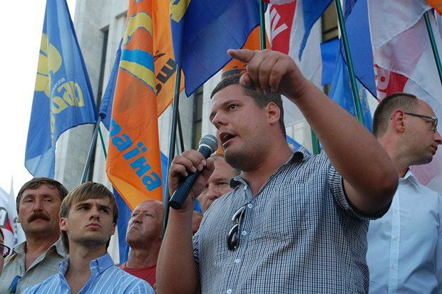 Іллєнко прийшов у політику у 15, ще в школі, і за десять років пройшов шлях від розклеювача агітації до народного депутата