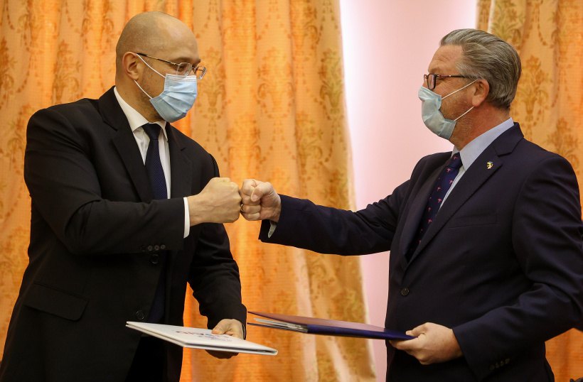Премьер Украины Денис Шмыгаль и директор миссии USAID в Украине Джеймс Хоуп