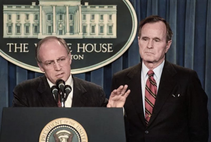 Джордж Буш-старший (праворуч) призначив Діка Чейні (ліворуч) міністром оборони США у 1989 році.
