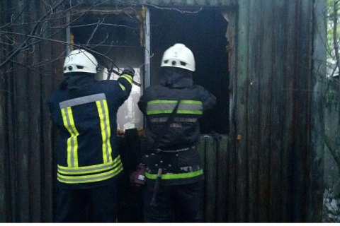 В Запорожье при пожаре в строительном вагончике погибли три человека, один пострадал