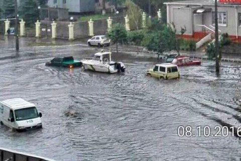По затопленным из-за дождя улицам Одессы проплыл катер