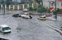 Затопленими через дощ вулицями Одеси проплив катер