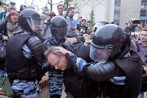 На двух участников митинга в Москве завели уголовное дело