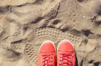 Стильний вигляд під час відпустки – дізнайтесь, яке взуття обов’язково потрібно взяти із собою