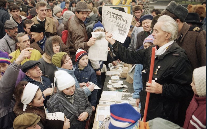  Агітації в центрі столиці у переддень Всеукраїнського референдуму за незалежність України, Київ, 30 листопада
1991 року. На референдумі 1 грудня український народ підтвердив прагнення жити в незалежній державі – 90,32% його учасників відповіло: «Так»