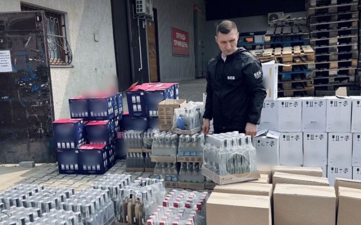 На Буковині викрили точку збуту небезпечного алкоголю, вилучили 3 тис. пляшок 