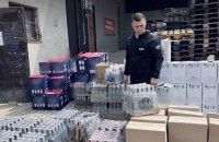На Буковині викрили точку збуту небезпечного алкоголю, вилучили 3 тис. пляшок 