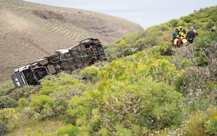 На Канарах впав у прірву автобус з британськими туристами