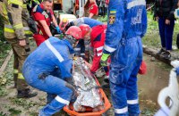 У Києві рятувальники визволили чоловіка з-під завалів зруйнованого росіянами будинку 