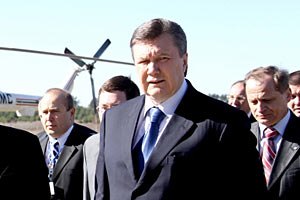 Янукович собрался в Енакиево на могилу матери