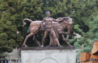 У Львові відкрили пам'ятник ветеринару-"культуристу"