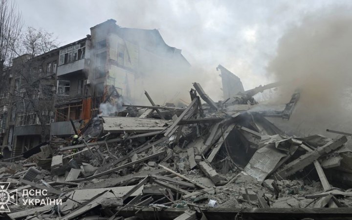 Росіяни вдарили двома ракетами по житловому будинку у Харкові, є постраждалі і руйнування (доповнено)