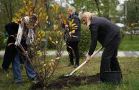 У Києві батьки висадили алею пам’яті у памʼять про своїх дітей, життя яких обірвав рак