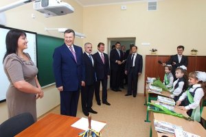Янукович пообещал учителям увеличение зарплат