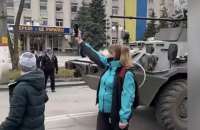 В Херсоне митингующий с украинским флагом залез на БТР оккупантов