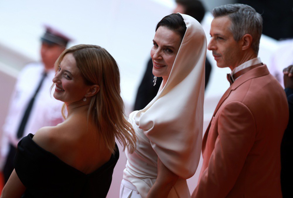 Справа-наліво: Члени журі Джеремі Стронг, президент Жюльєтт Бінош, Альба Рорвахер під час церемонії відкриття 78-го щорічного
Каннського кінофестивалю