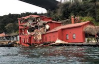Вставший поперек пролива танкер врезался в особняк на берегу Босфора