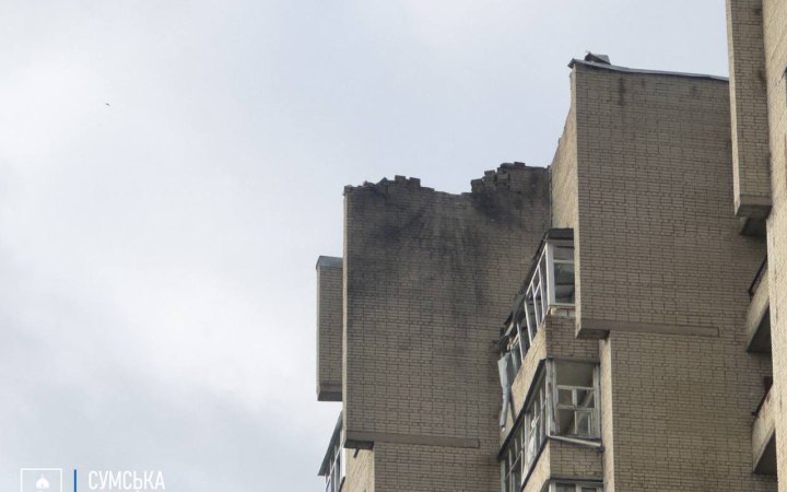 У Сумах внаслідок влучання російського безпілотника пошкоджені покрівля та близько 20 вікон у багатоповерхівці