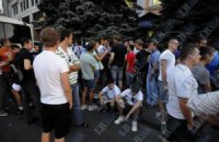 100 фанатов киевского "Динамо" ждут соратника у райотдела милиции