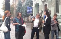 Оппозиция просит власть прекратить давление на издание Авакова
