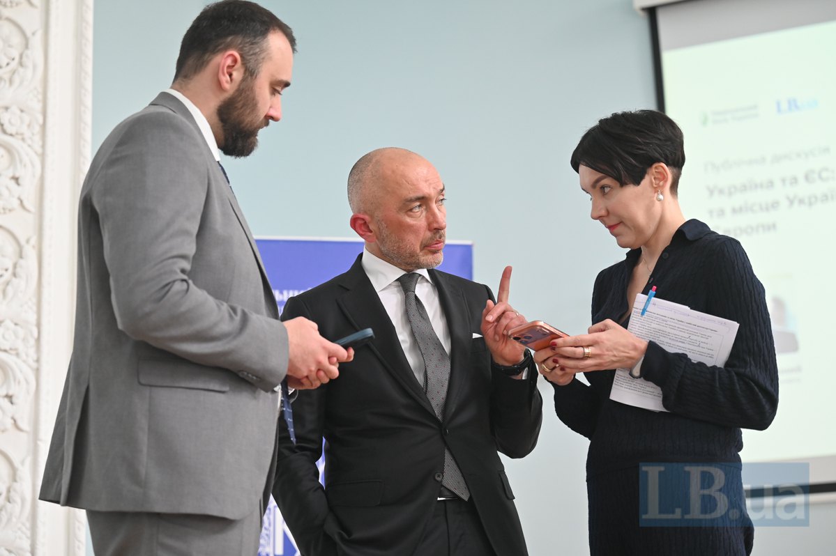 Голова НБУ Андрій Пишний ( в центрі) і шеф-редакторка LB.ua Cоня Кошкіна