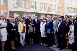 Янукович пообіцяв сільським дітям відновити справедливість