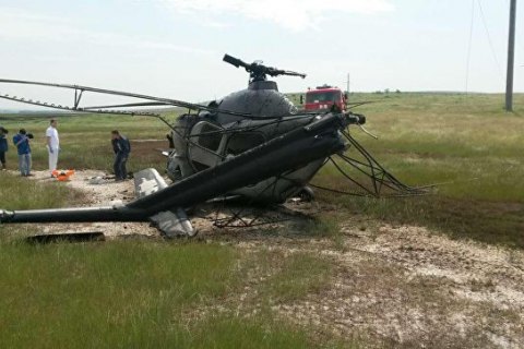 В Ставропольском крае России пытались закопать упавший вертолет с помощью трактора