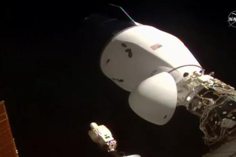 К МКС впервые пристыковались сразу два корабля Илона Маска