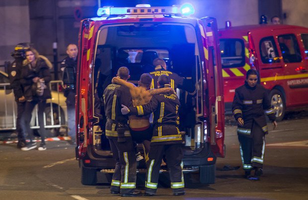 Скорая помощь эвакуирует раненого на стадионе Стад де Франс