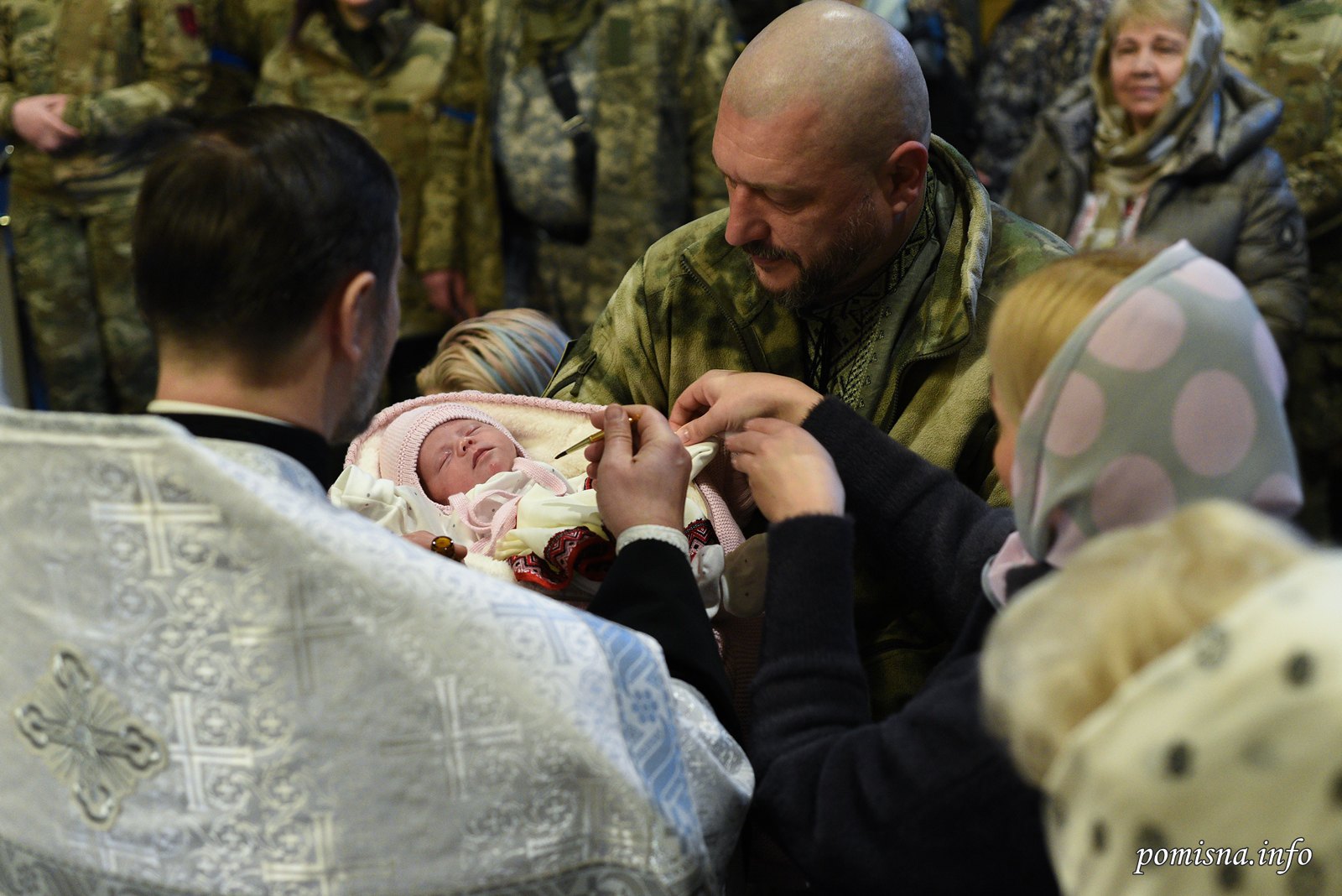 Хрещення й миропомазання в храмі ПЦУ