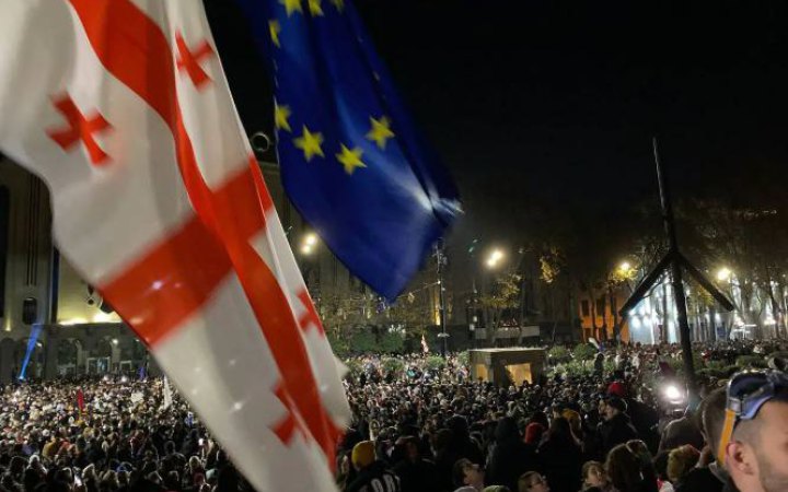 BBC: у Тбілісі проти протестувальників використали хімічну зброю часів Першої світової. “Грузинська мрія” погрожує виданню судом