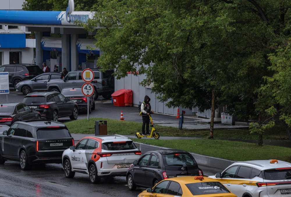 Черзі на АЗС «Газпрому» в Москві , 9 липня 2026 року. Паливна криза в Росії, спричинена атаками на нафтопереробні заводи, призвела до дефіциту і різкого зростання цін на АЗС. Уряд запровадив повну заборону на експорт пального.