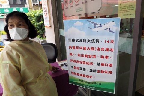 AP: Китай замовчував дані про коронавірус, щоб запастися масками