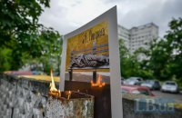 В Киеве почтили память бездомного, которого нашли умирающим возле больницы